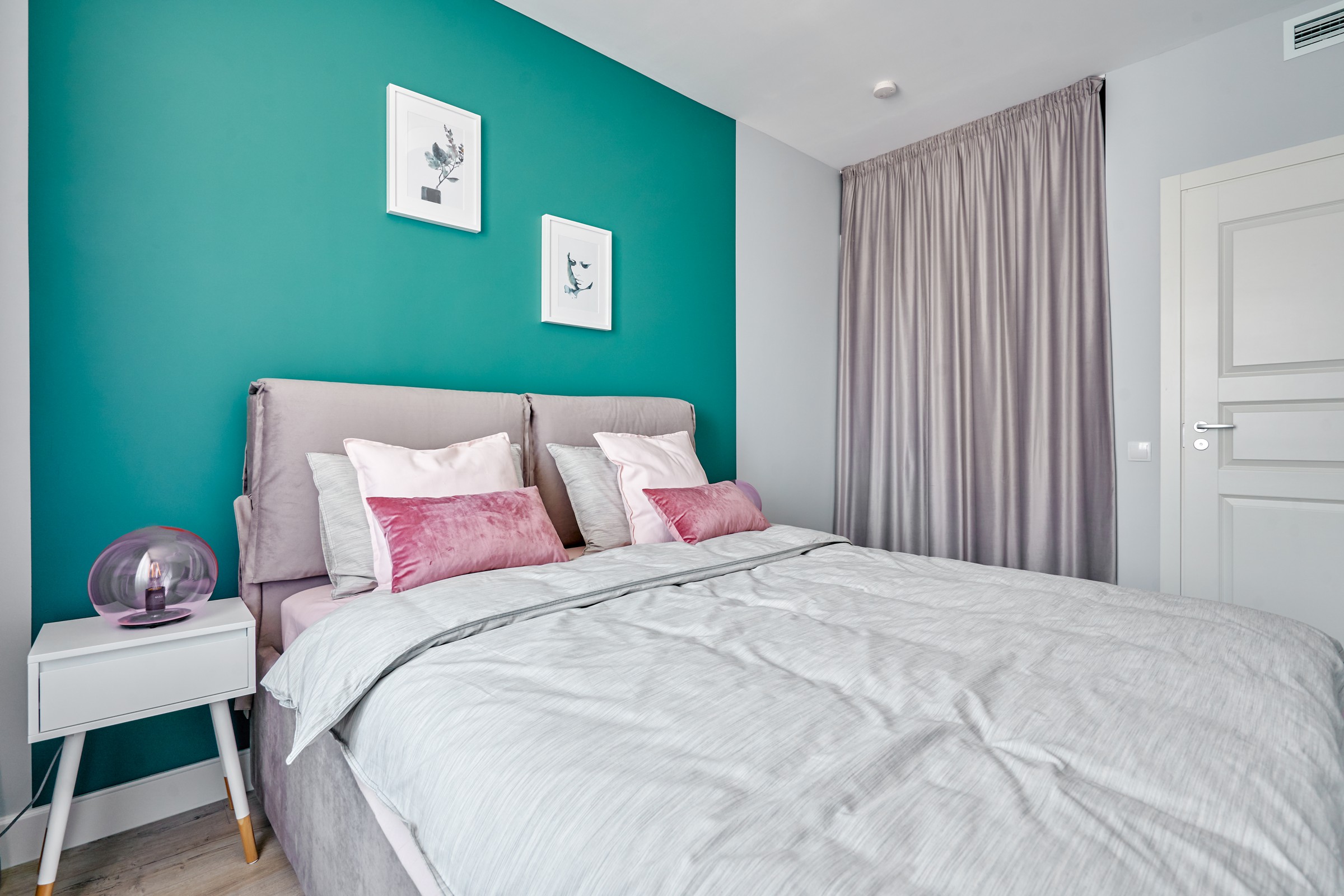 На берегу лесного ручья