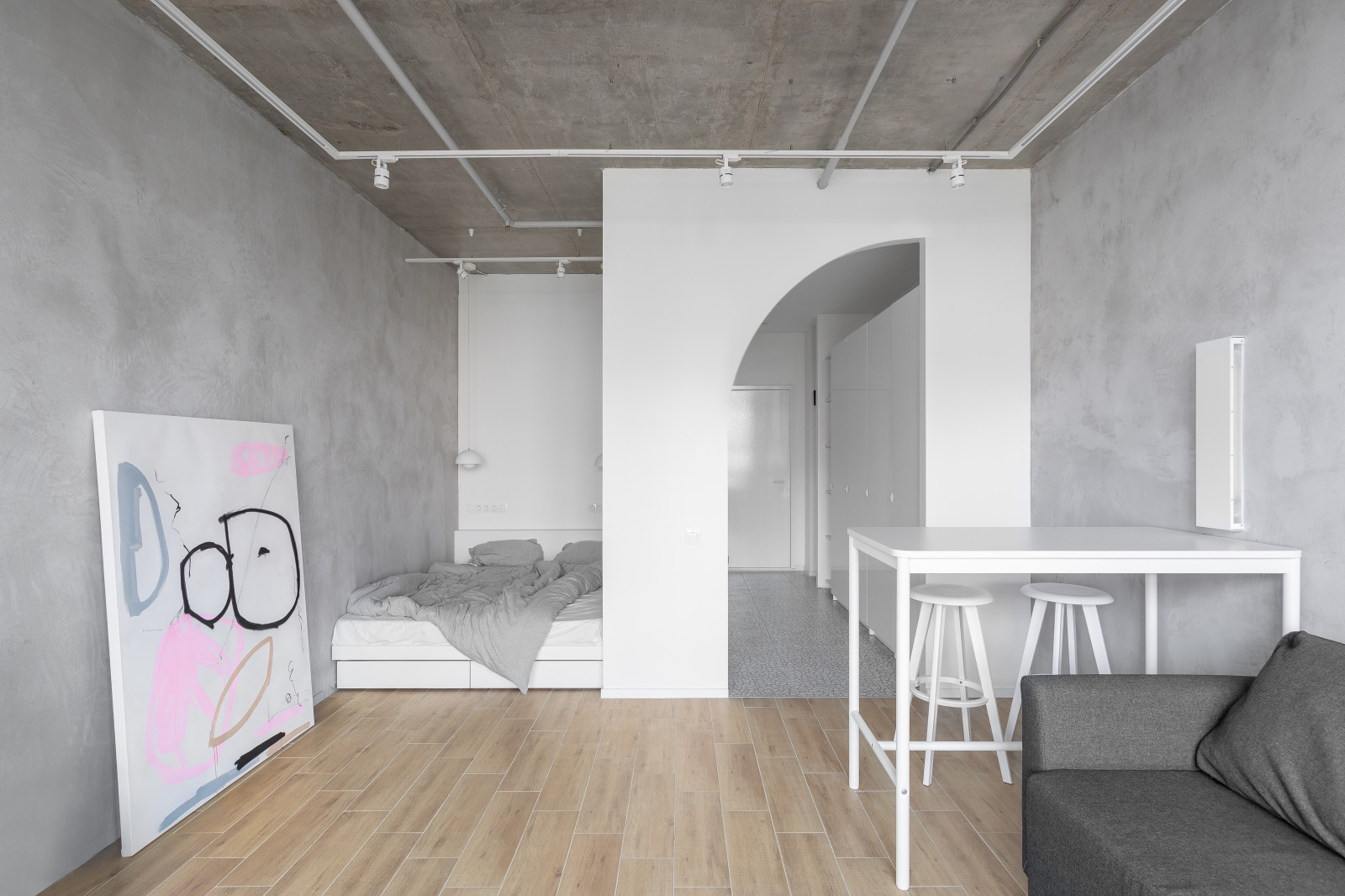 Houzz тур: 33 кв. м — студия с бетоном и полуаркой