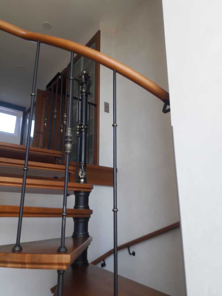 Винтовая лестница, с подсветкой.