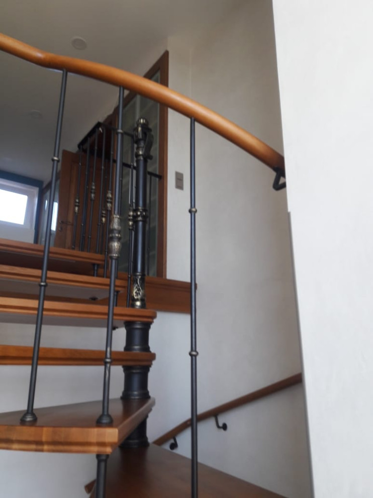 Винтовая лестница, с подсветкой.