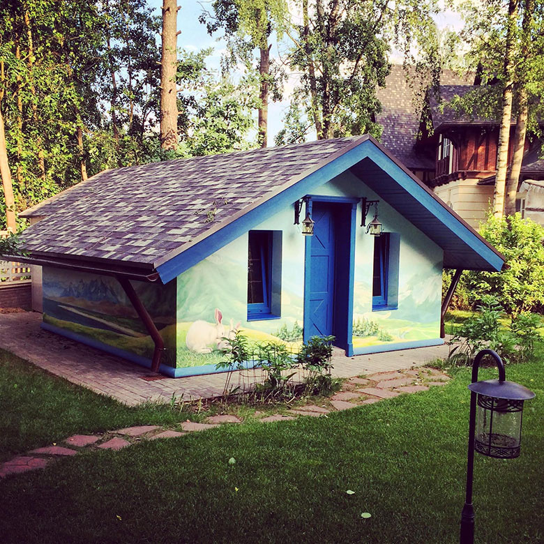 Гостевой домик и погребок в загородном поселке в Подмосковье