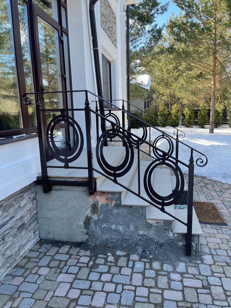 Кованное ограждение на улице