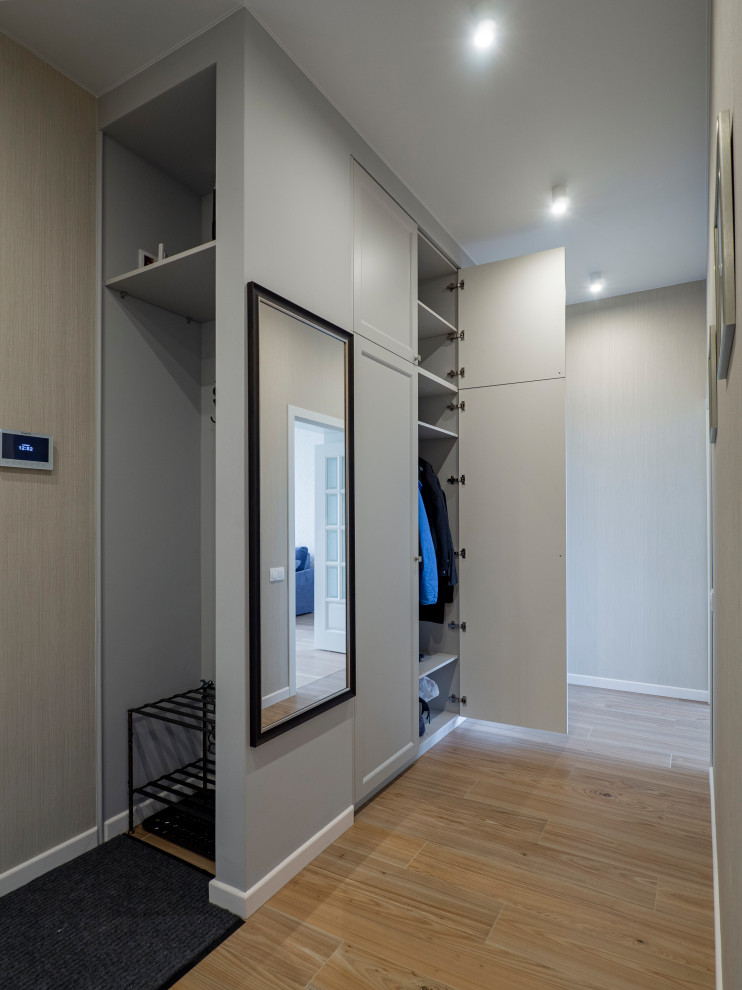 Меблировка прихожей и санузла в светло-мятном цвете