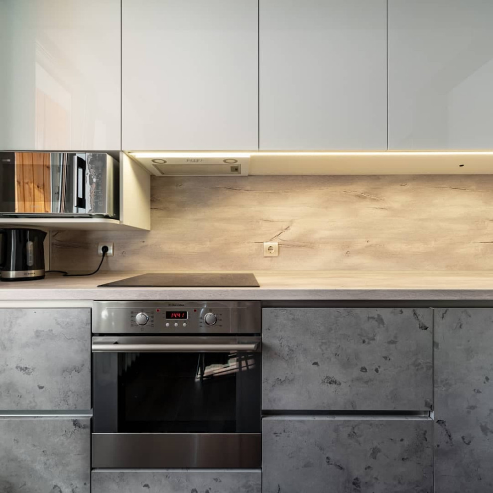 Угловая встроенная кухня с белыми глянцевыми и каменными фасадами