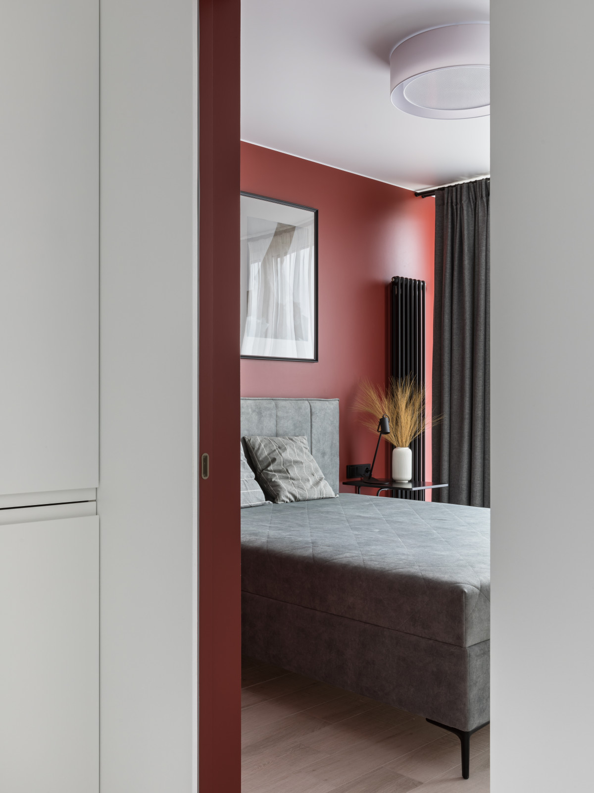 Цветовой минимализм в арендной квартире .