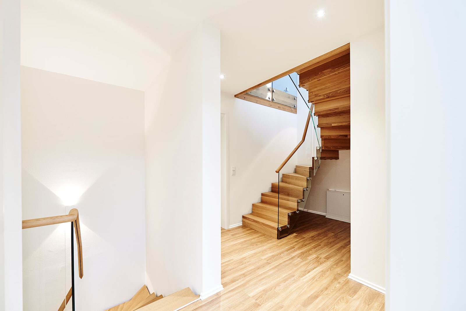 Дубовая лестница со стеклянным ограждением