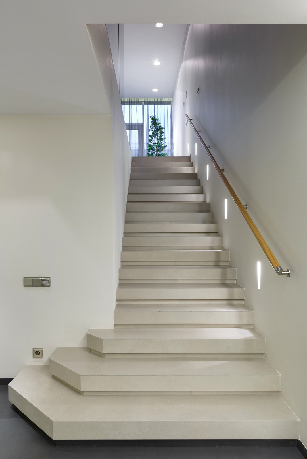 Реконструкция трехэтажного таунхауса в Санкт-Петербурге.