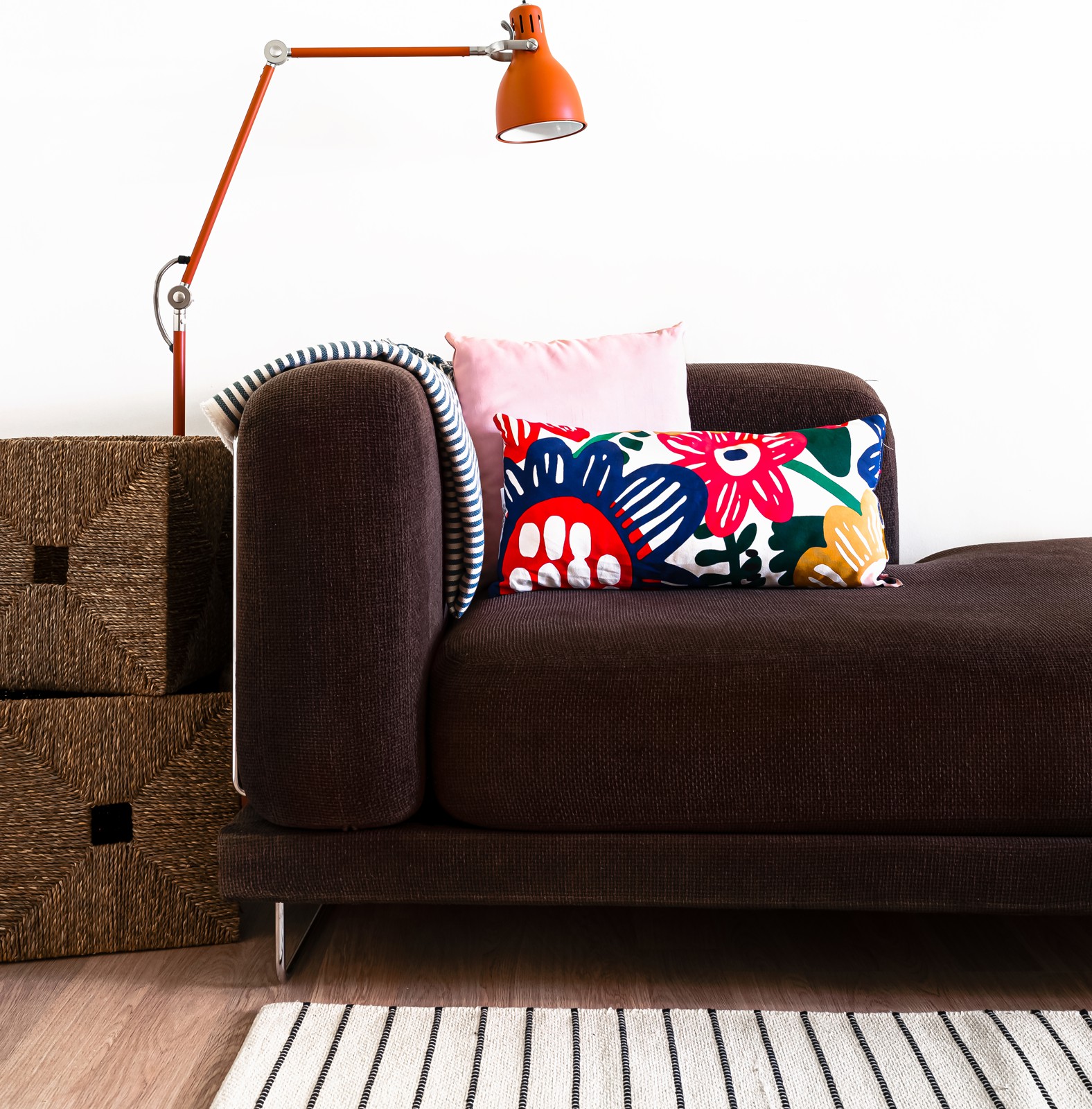 Обложка альбома: мебель в комнату