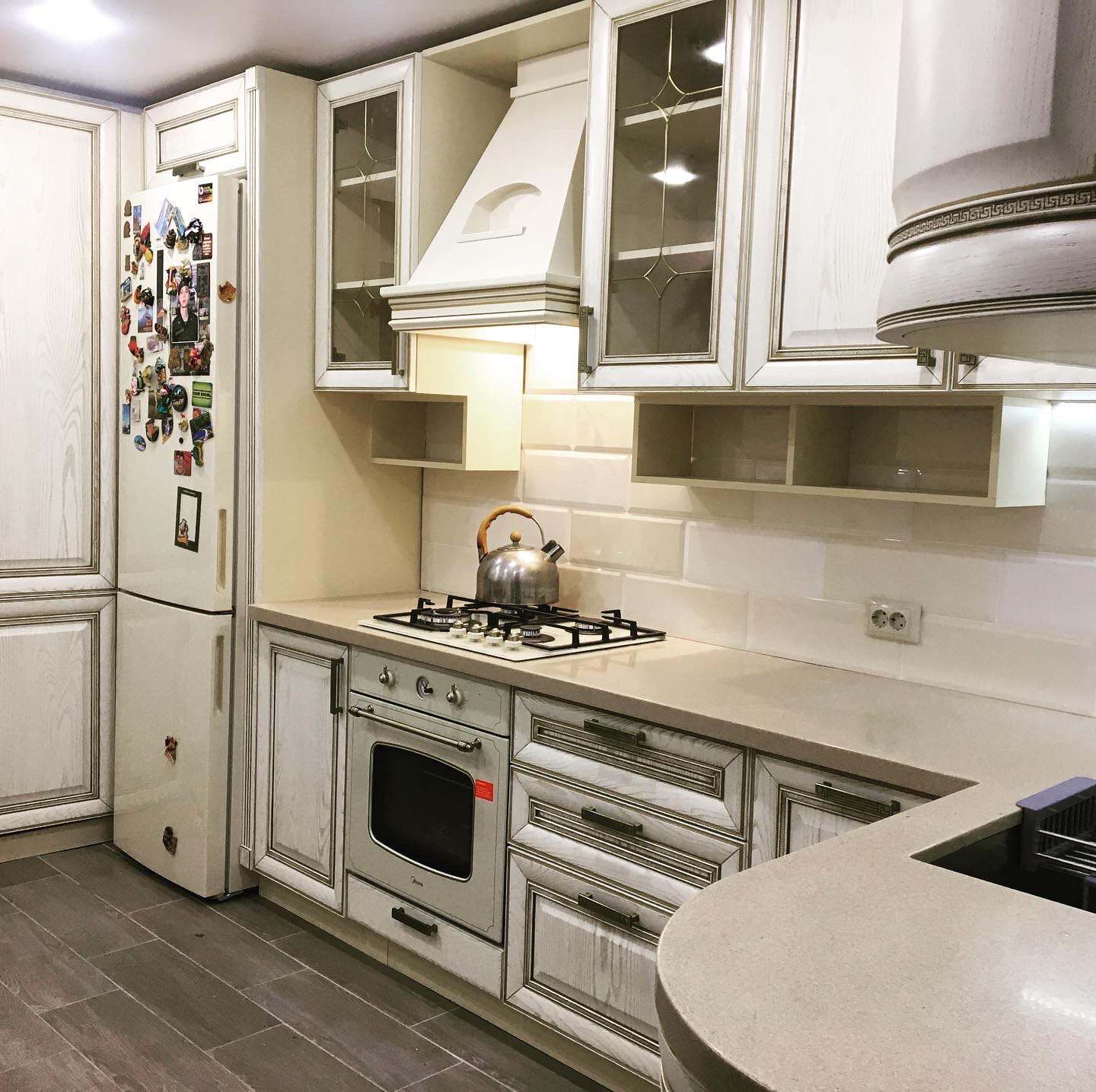 массив ясеня с патиной бронза, каменная столешница