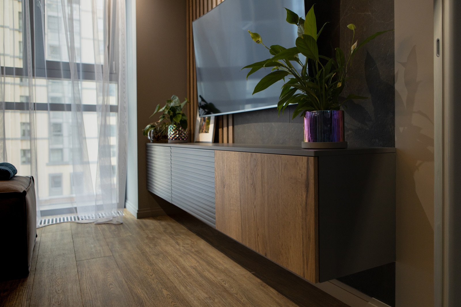 Современное сочетание дерева и матовой поверхности