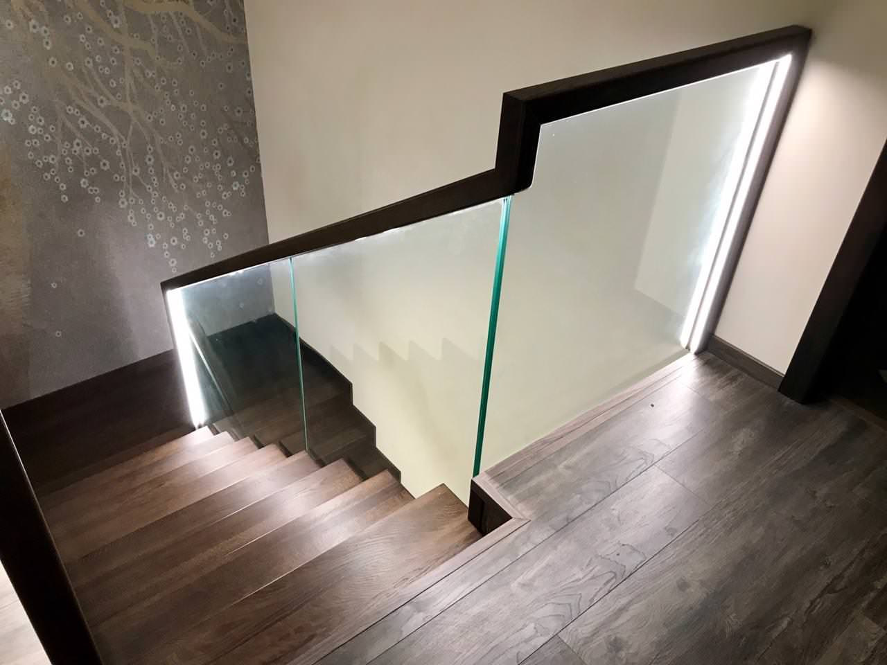 Лестница с подсветкой в поручне