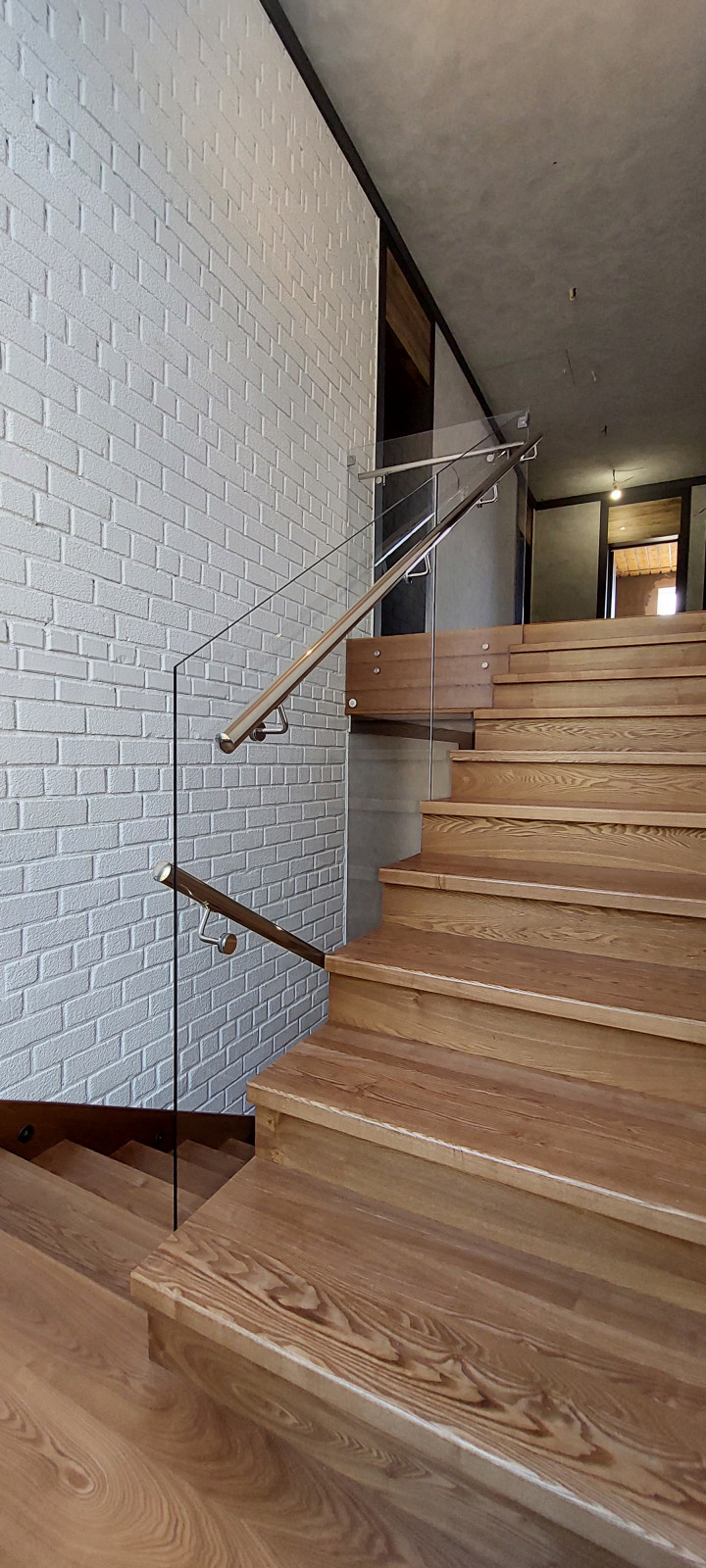 Лестничное ограждение из стекла.