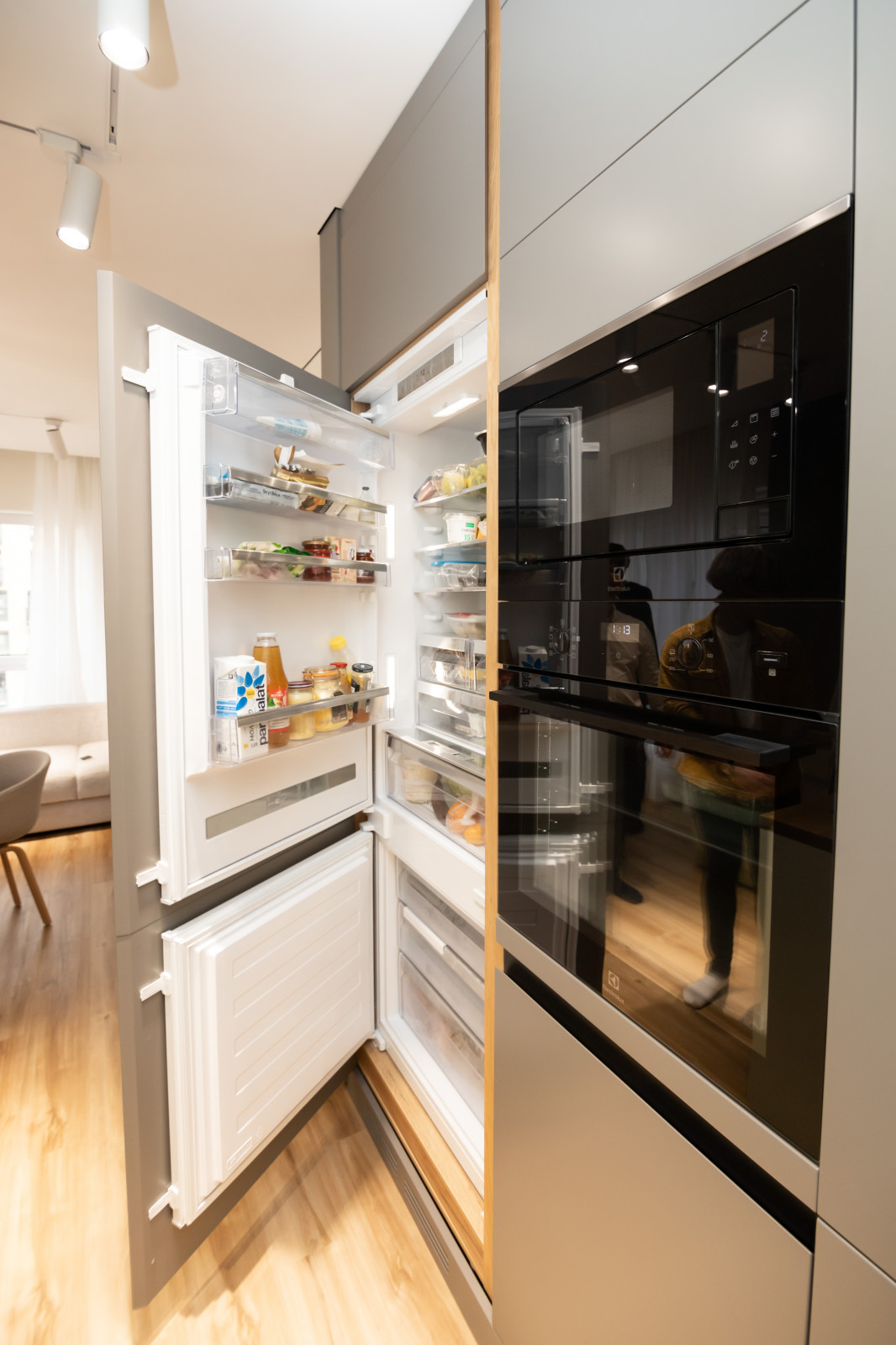 Компактная кухня-прихожая в современном стиле