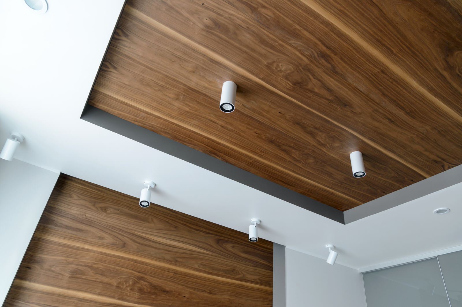 Панно из шпонированных орехом панелей