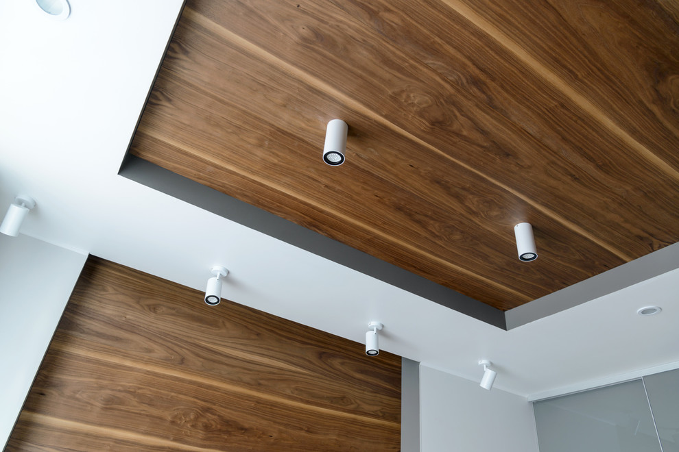 Панно из шпонированных орехом панелей