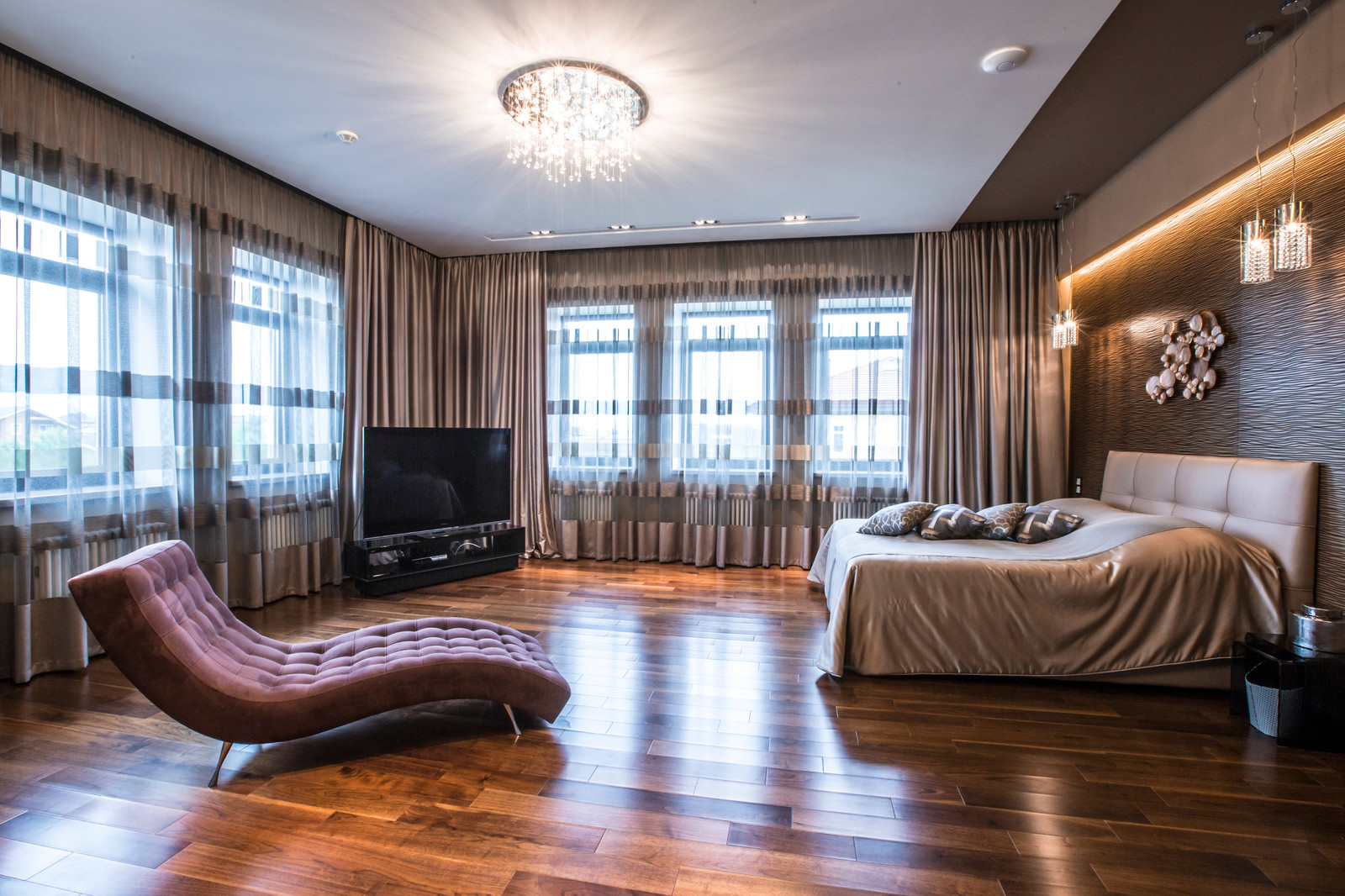 Дом с камином в бежевой гамме