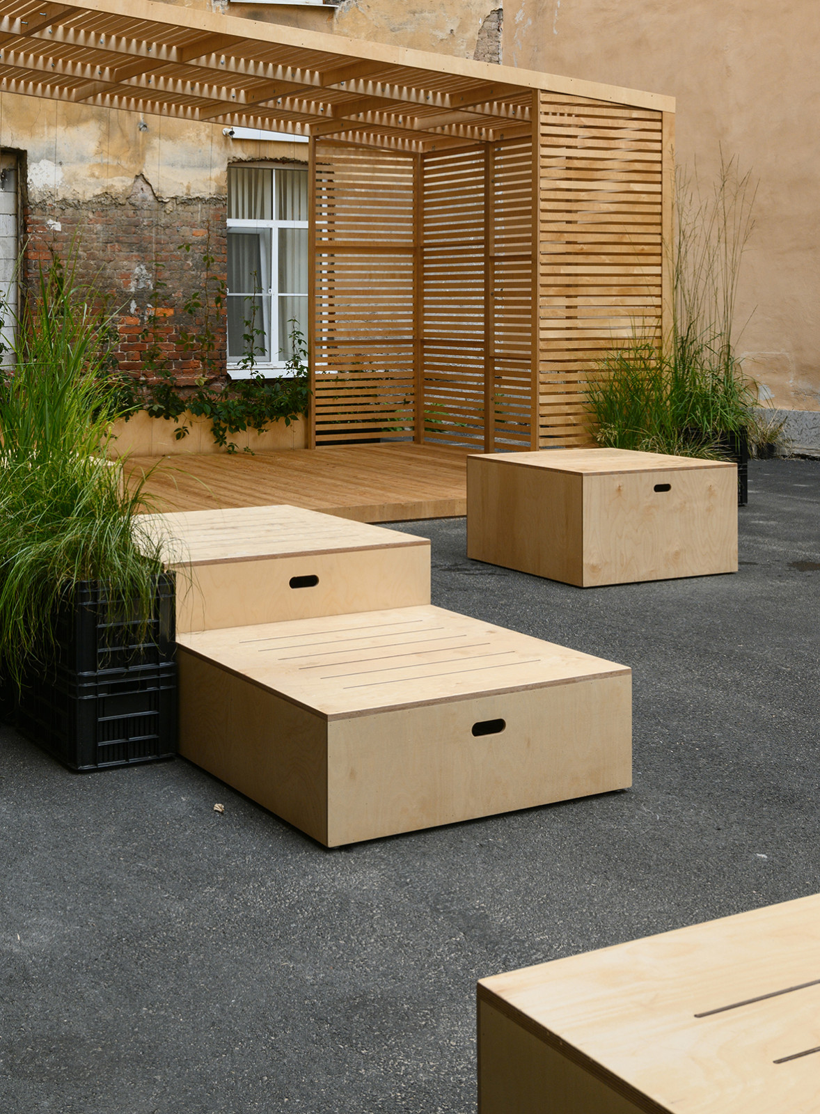 Беседка и модульные сидения из фанеры