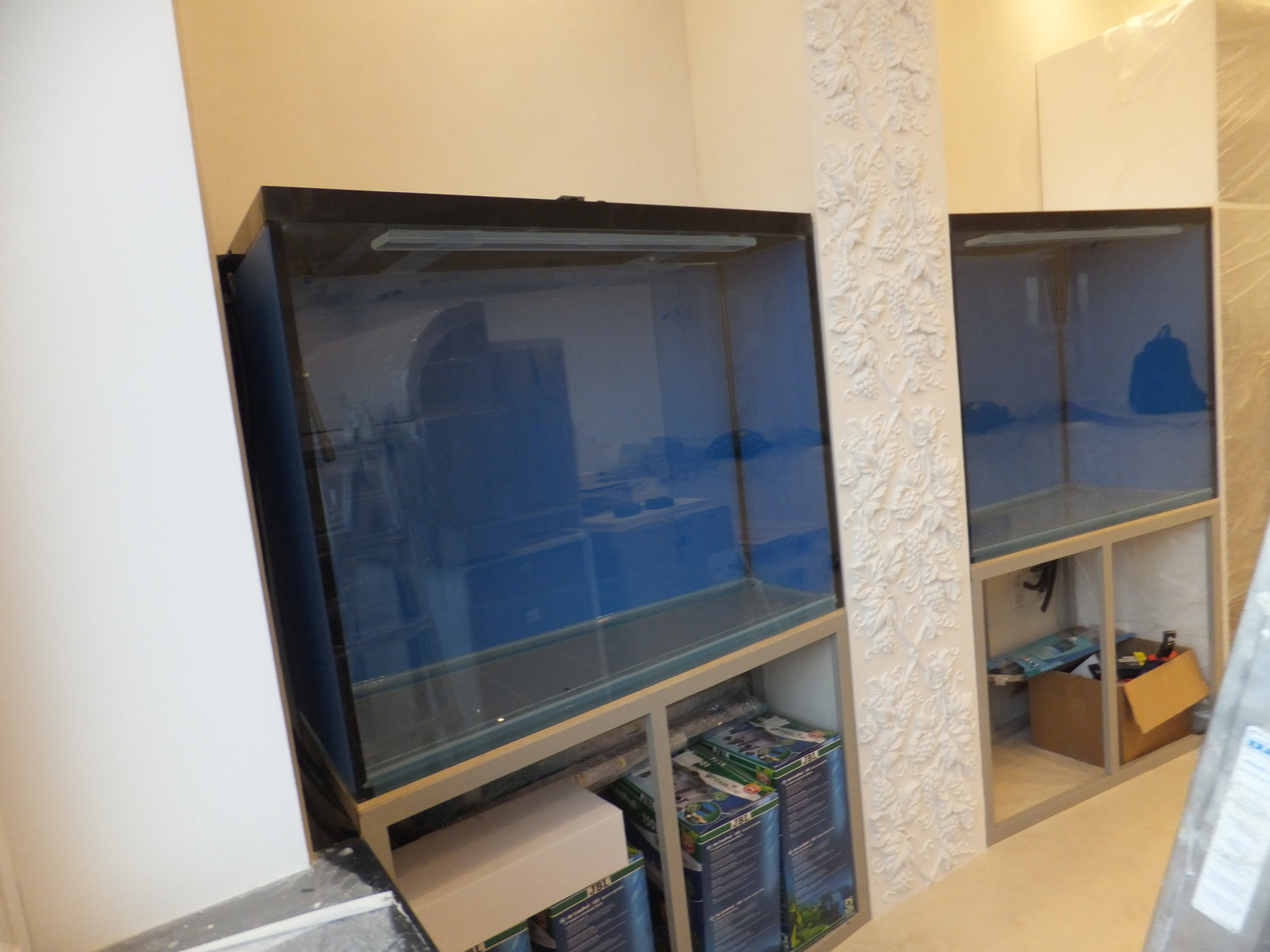 Кухня-волна, совмещенная с аквариумами