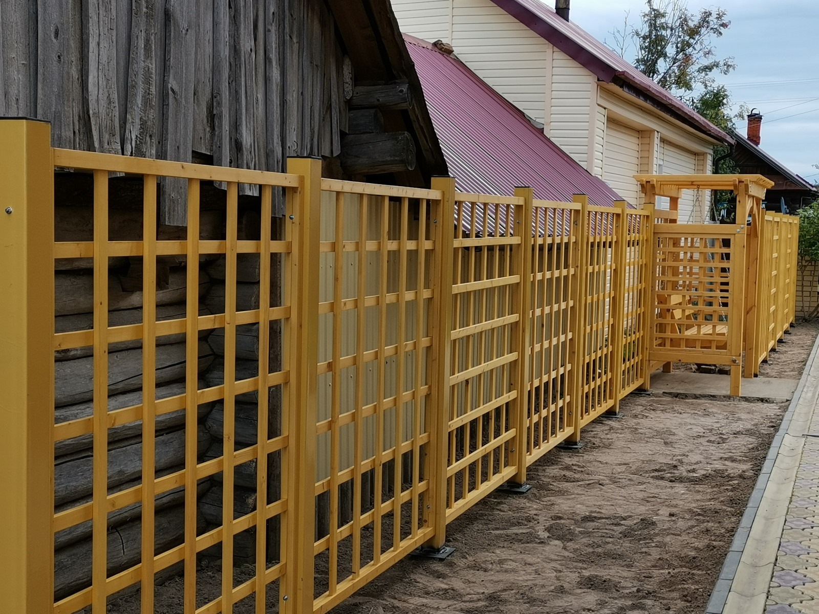 Кокшайск. Пергола – качель, шпалерный забор и обновление участка.