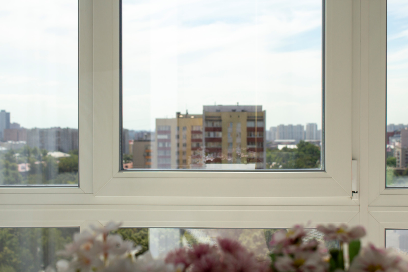 Панорамное остекление балкона и кухонное окно