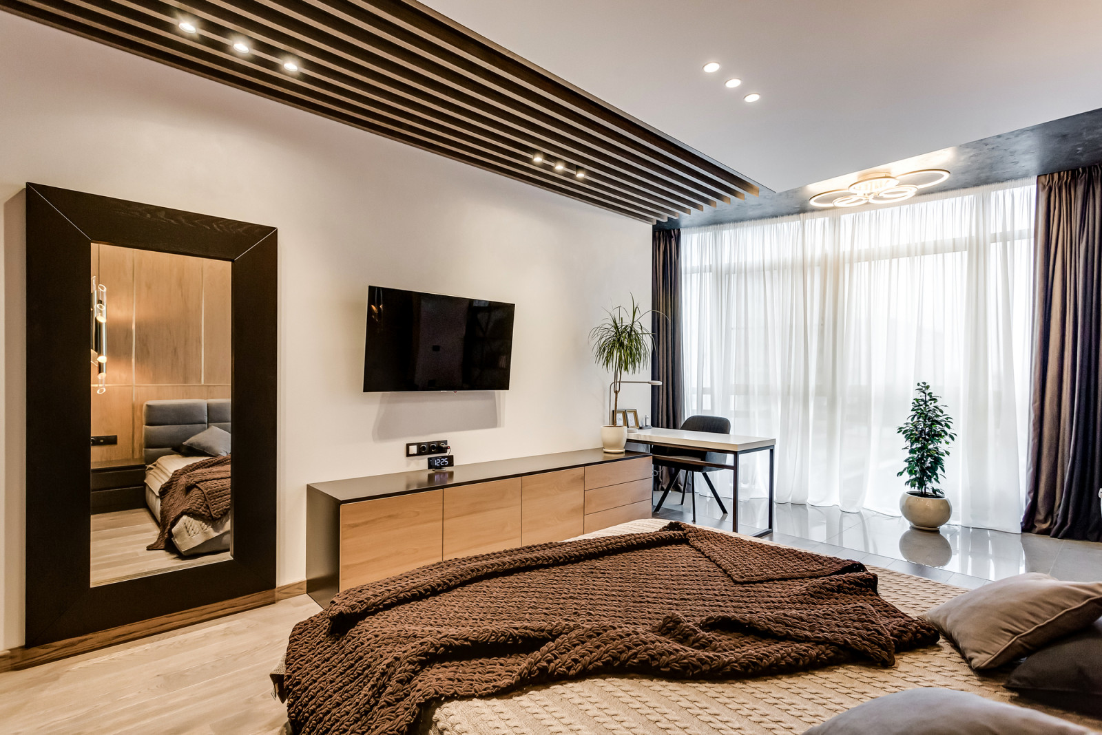 Фото реализации проекта "Квартира в доме с часами"