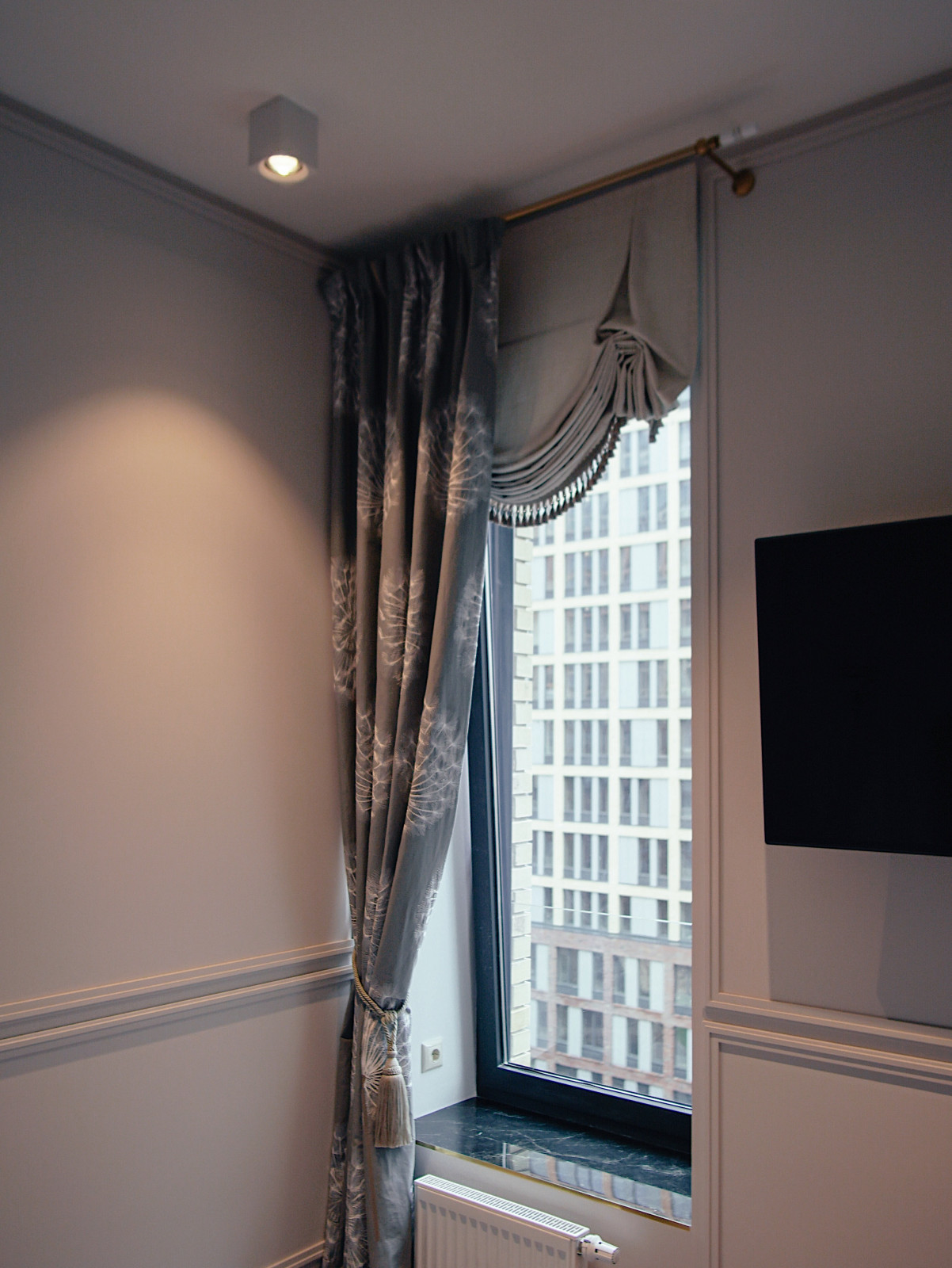 Спальня. Портьеры и декоративные австрийские шторы