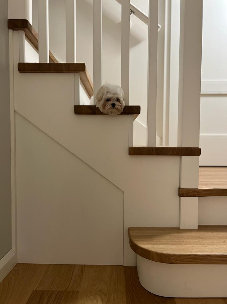 Деревянная лестница со встроенной кладовой