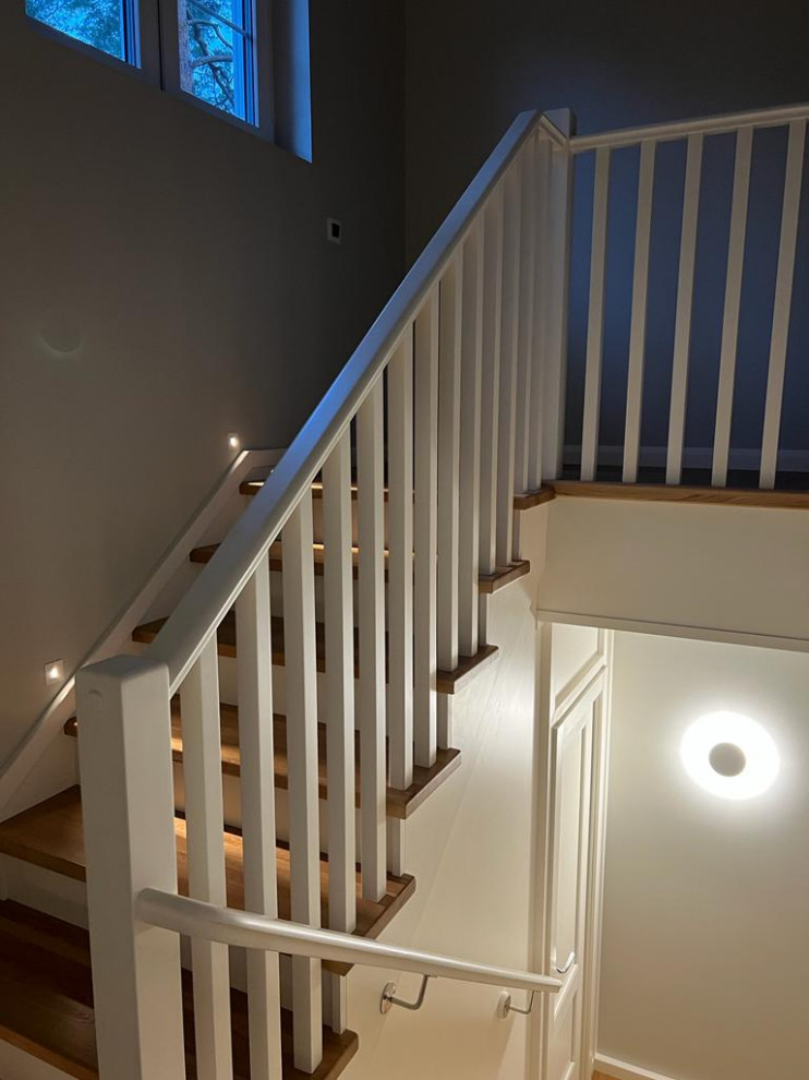 Деревянная лестница со встроенной кладовой