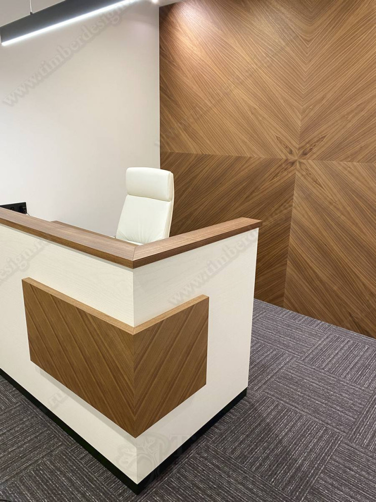 Стойка рецепшн и стена из панелей маркетри