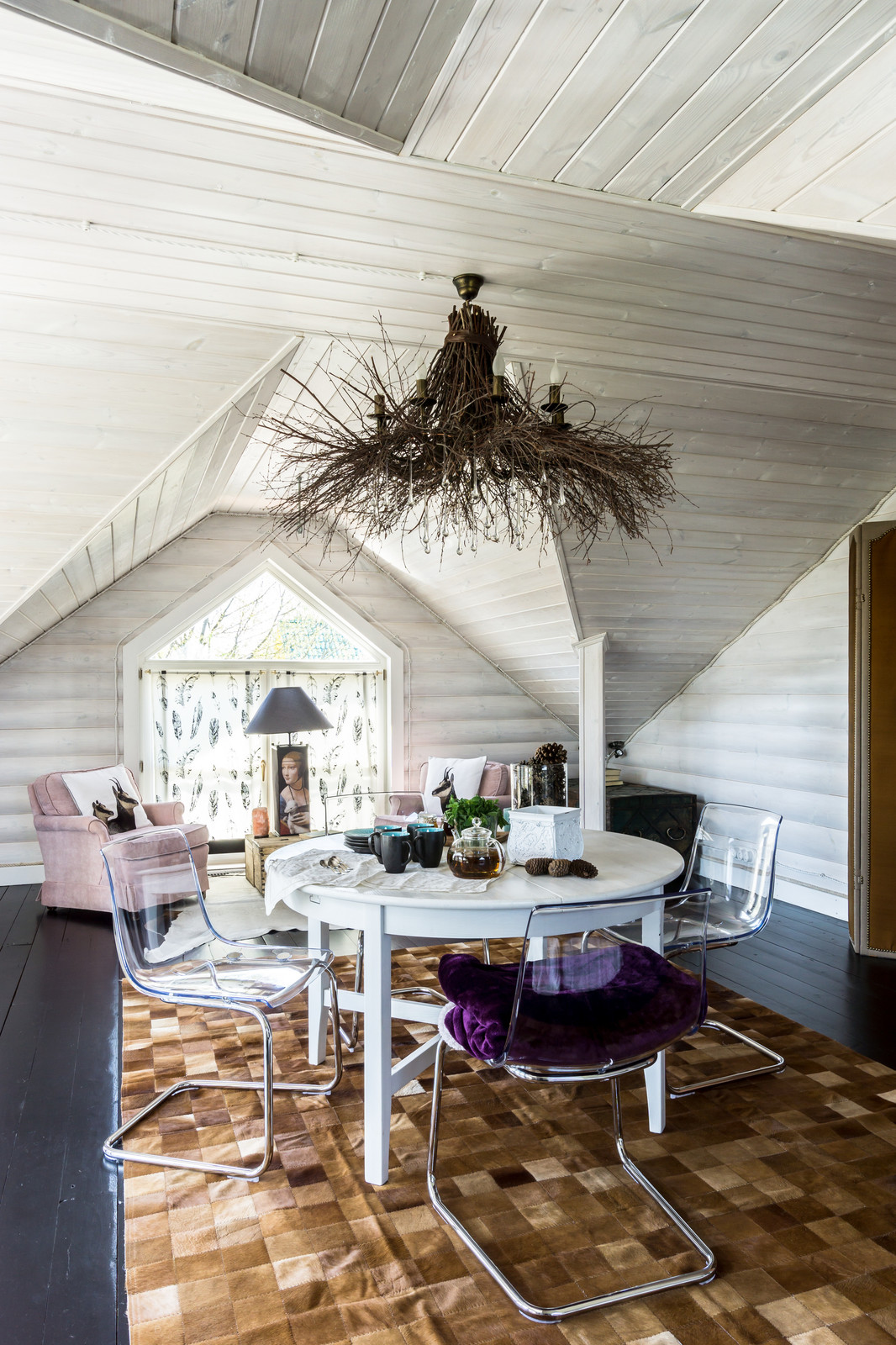 Обложка проекта: Черно-белая баня с яркими акцентами