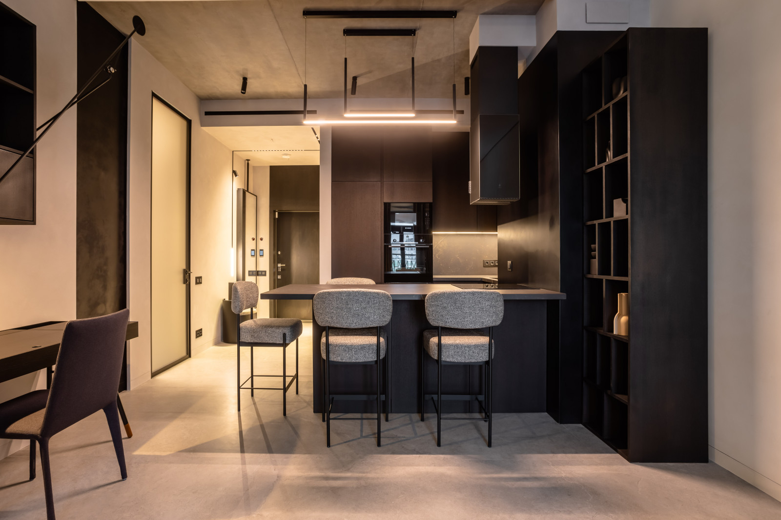 Черно-белая студия с парижским акцентом