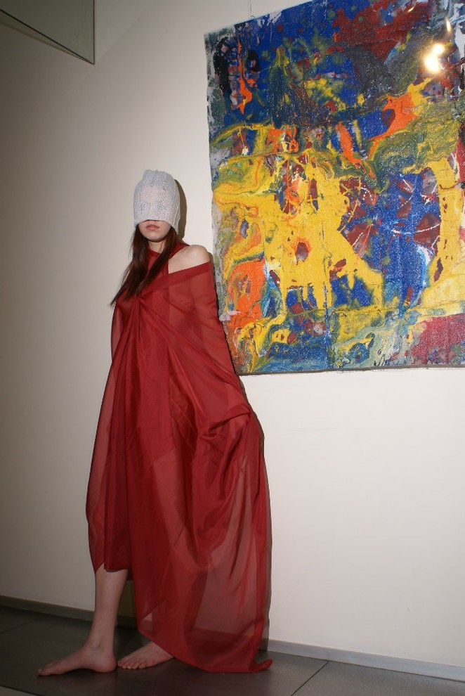 На фоне картин Лики Волчек