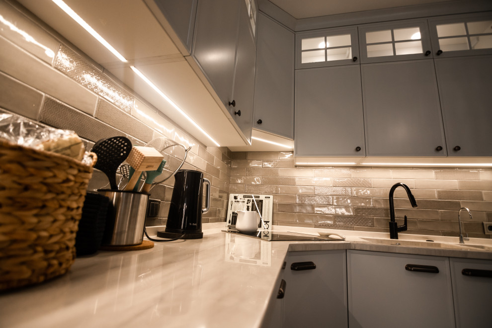 Светлая кухня с деревянными элементами