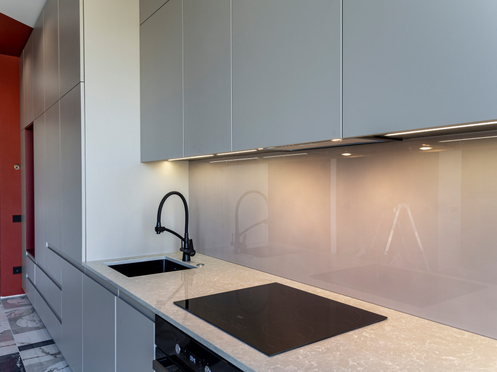 Большая стильная кухня в неоклассическом стиле в светлых тонах