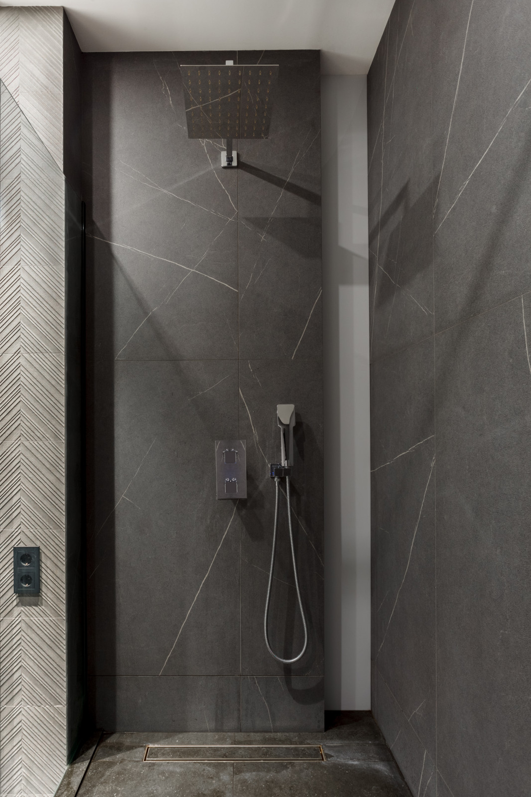 Houzz тур: 50 кв.м — чёрный интерьер с алыми акцентами