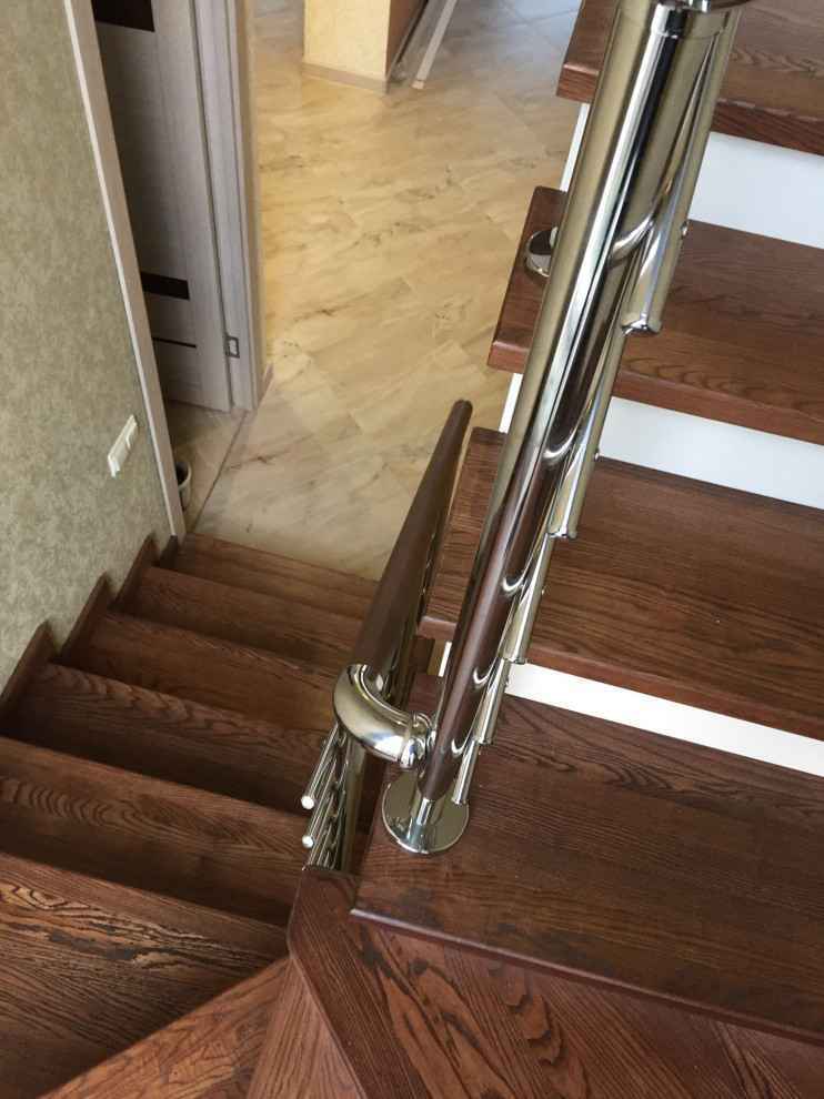 Лестница из ясеня с ограждением из нержавейки