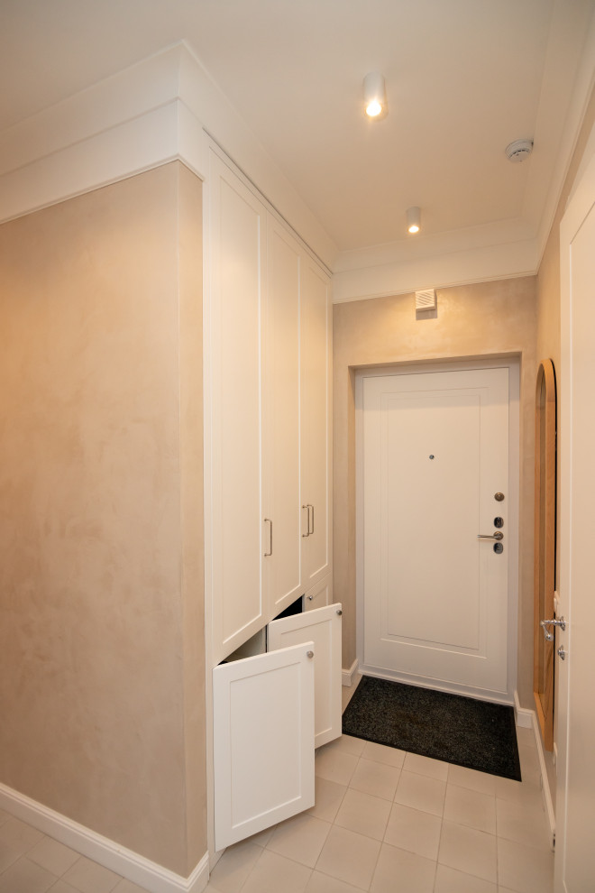 Шкафы в прихожую и спальню в неоклассическом стиле