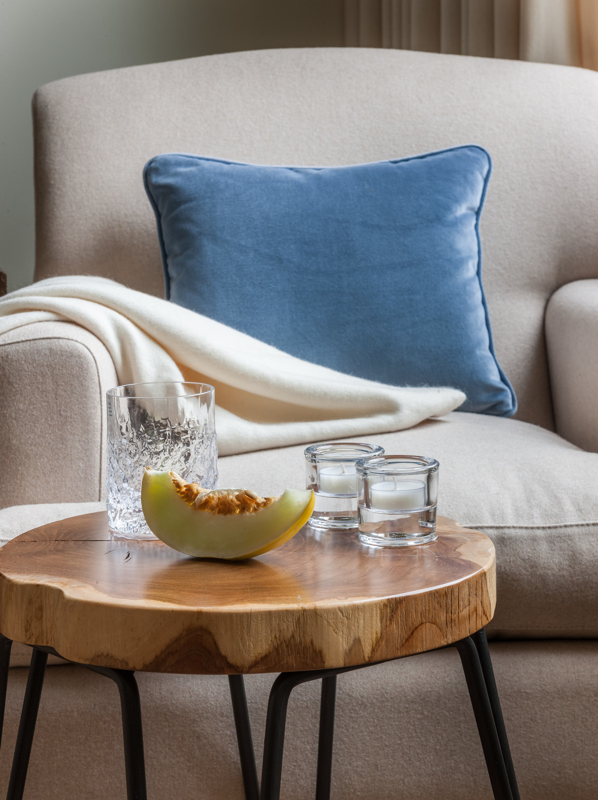 Обложка альбома: стена в гостиной