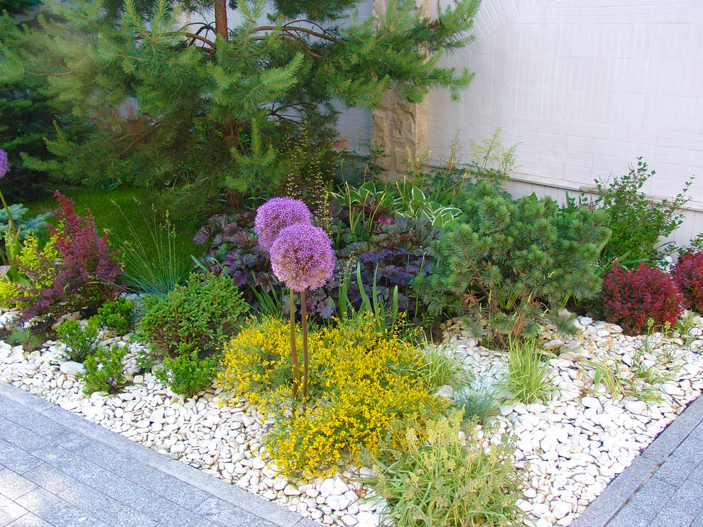 Цветник в саду.