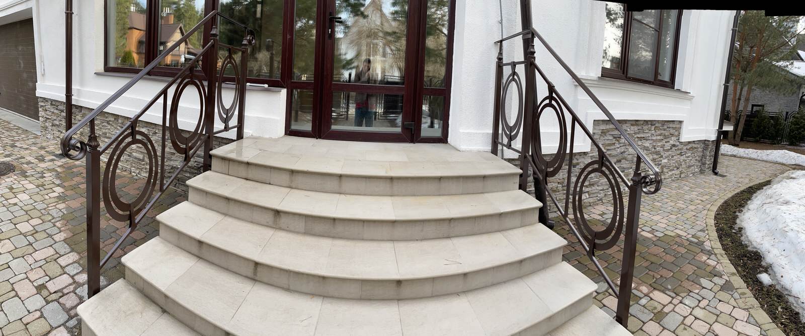 Кованное ограждение на улице