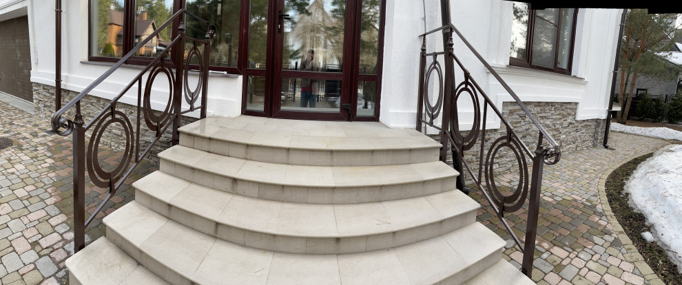 Кованное ограждение на улице