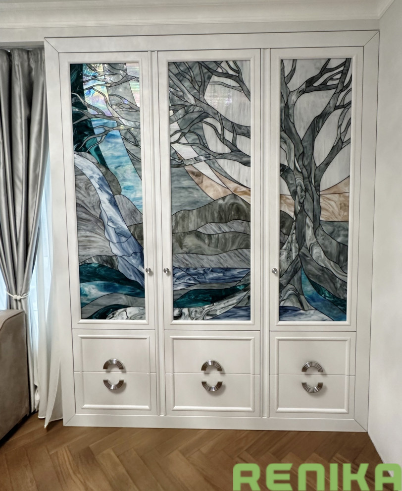 Шкаф с распашными дверьми с витражами