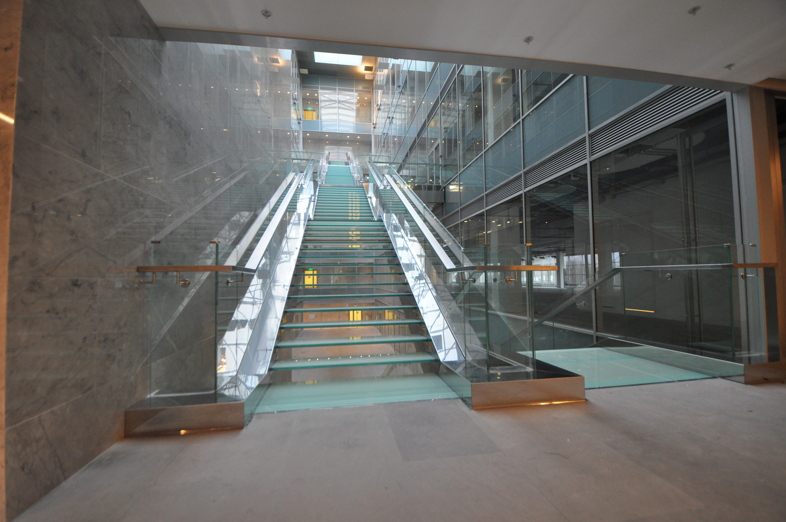 ЛЕСТНИЦА МЕДЦЕНТРА В КРЫЛАТСКОМ