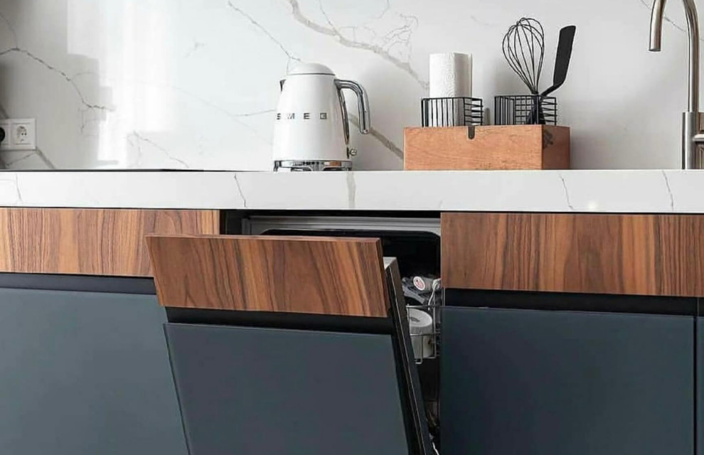 Темно серая кухня под дерево с суперматовым покрытием