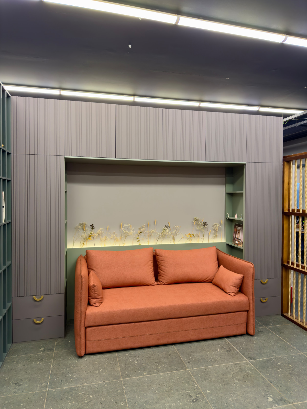 П-образный шкаф в шоуруме