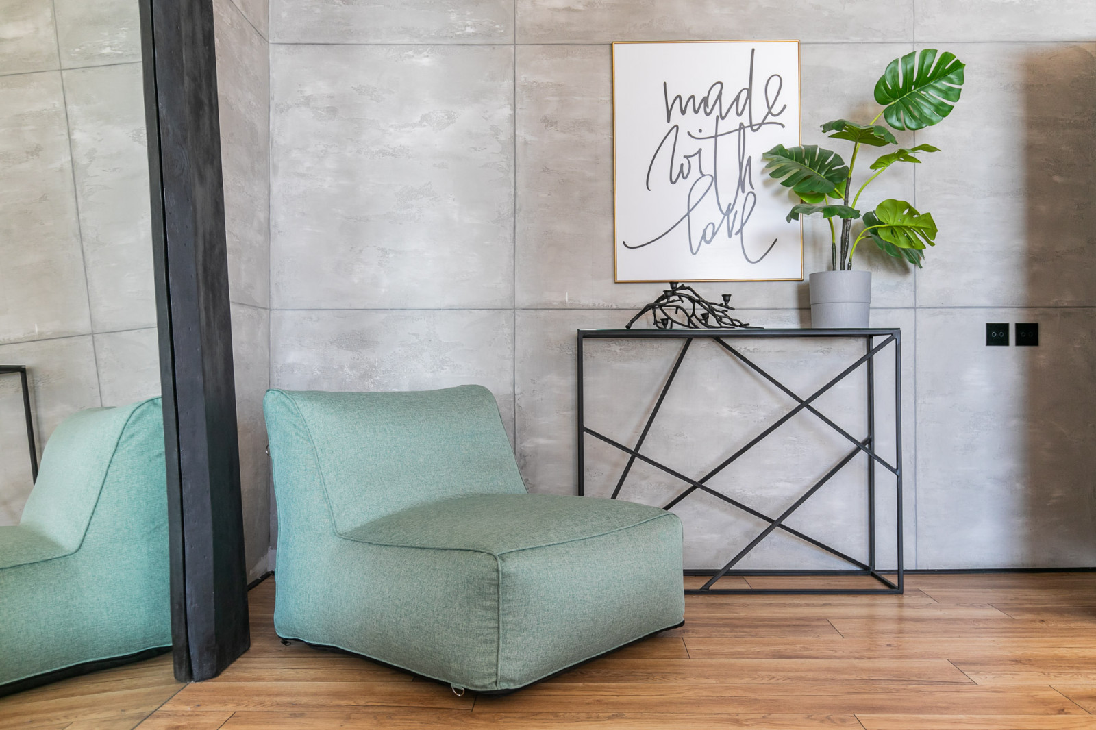 Светлое кресло в гостиную