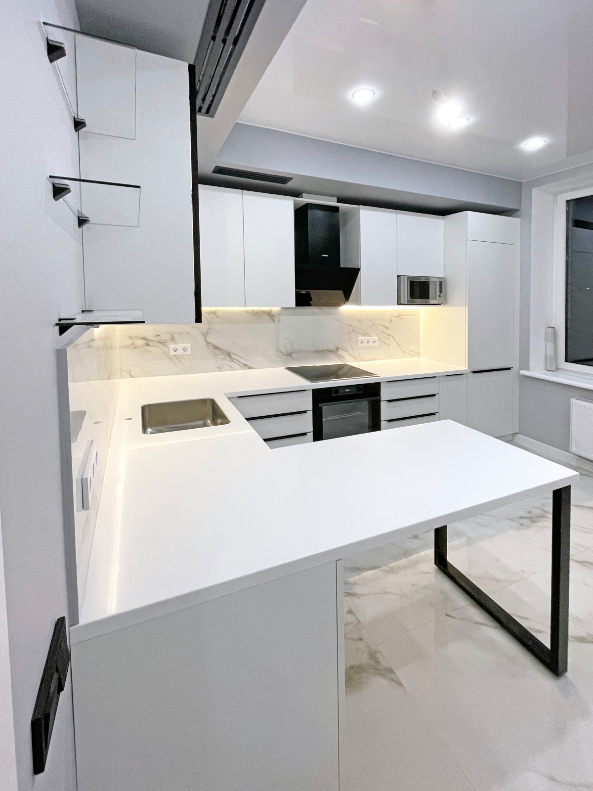 Стильная кухня с белыми фасадами Кристайл супер мат