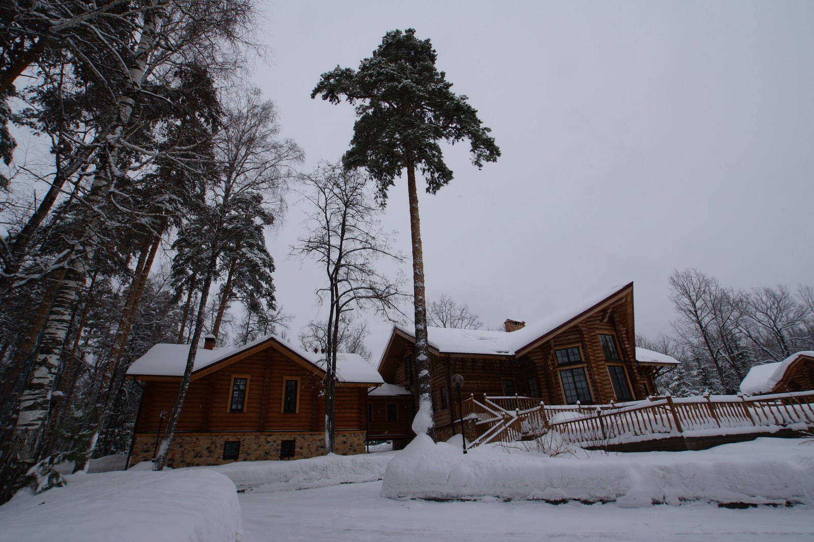Гостевой дом. Калиброванное бревно. Канадская рубка. Диаметр 35-45 см.
