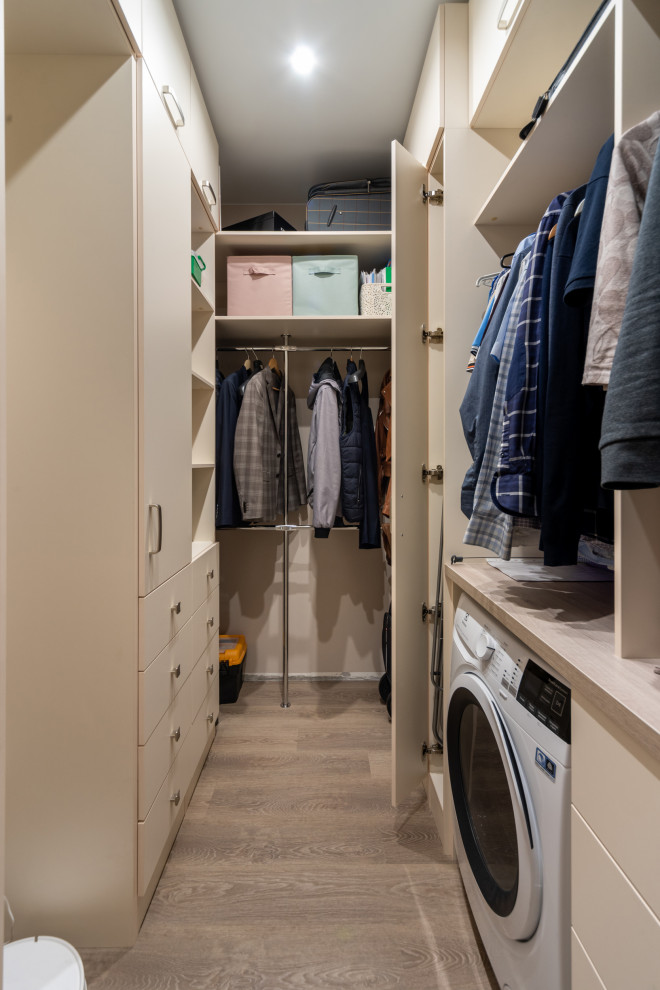 Красивая кухни и вместительная гардеробная