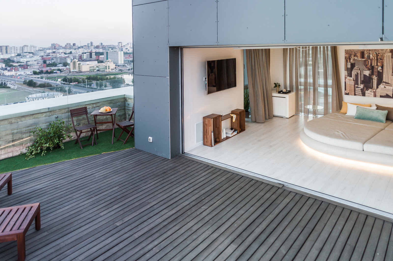 Светлый hi-tech